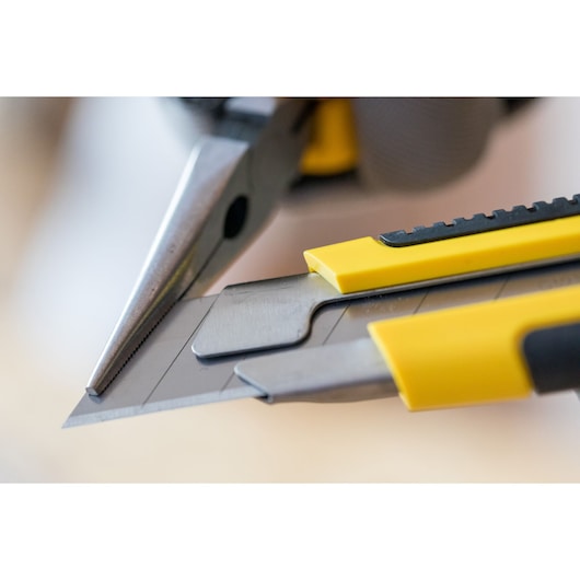 STANLEY 0-10-425 utility knife with segmented blade and yellow handle, close-up photography.