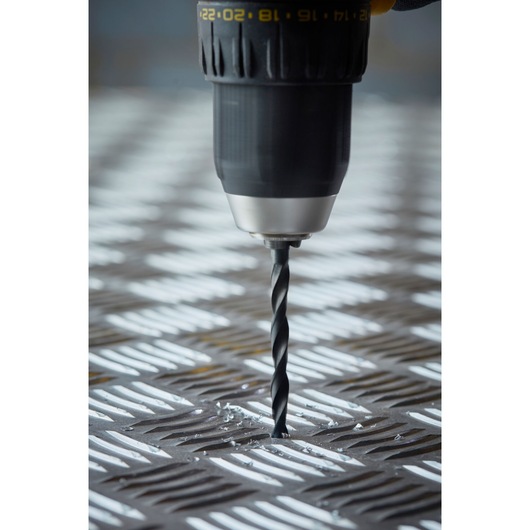 STANLEY STA88561 drill bit close-up with shavings on metal plate, photographed from the front.
