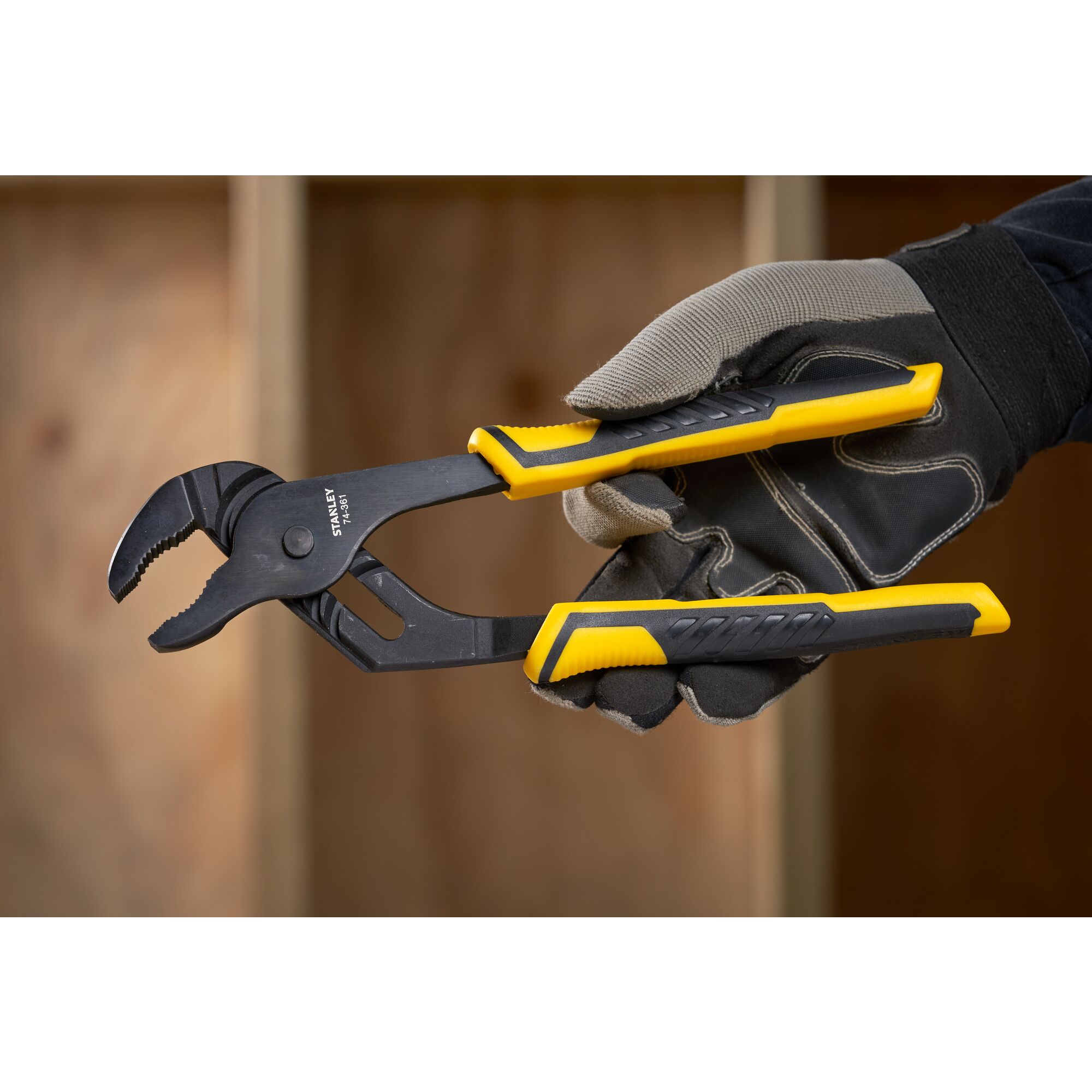 Groove joint clearance plier