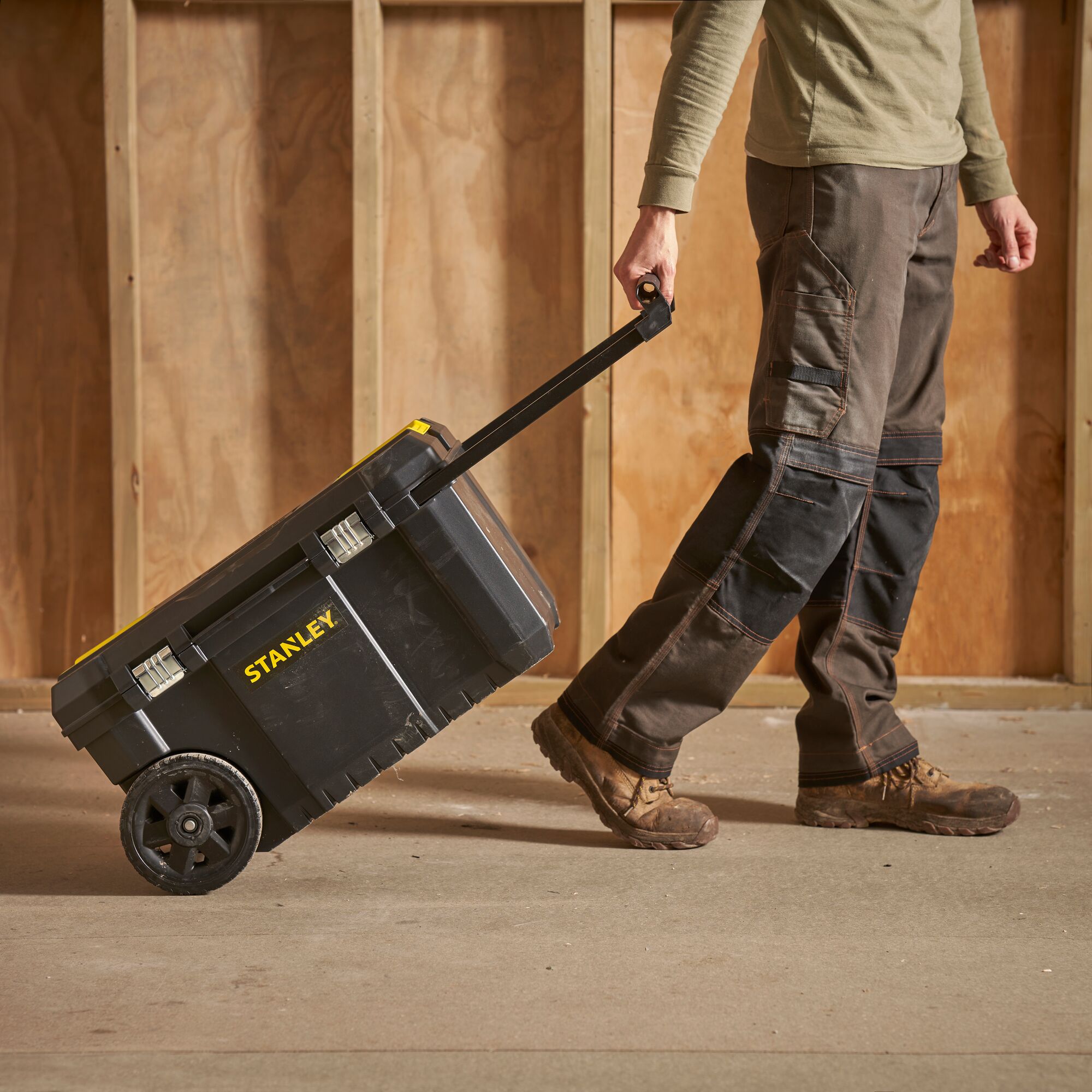 Stanley metal tool box deals on wheels